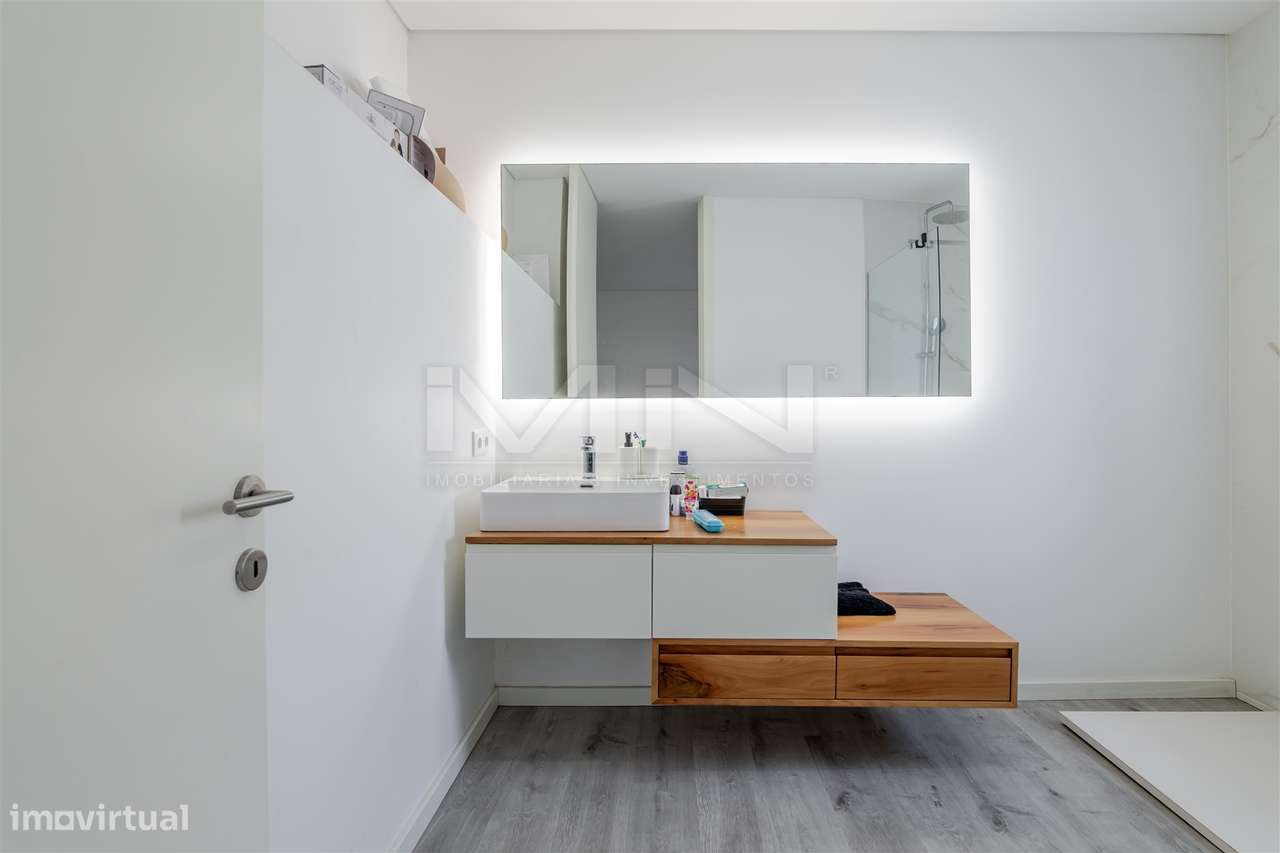 Moradia T4 de 4 Frentes: Elegância e Versatilidade a 2km do Freixo-18