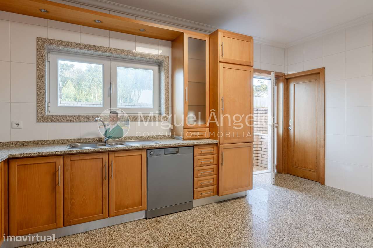 Moradia T3+1 - 2 salas, garagem e vista mar em S. Félix da Marinha-8