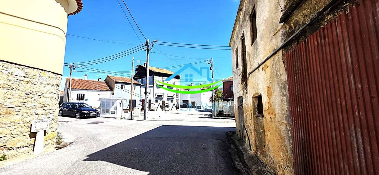 Moradia com garagem e quintal para recuperar-7