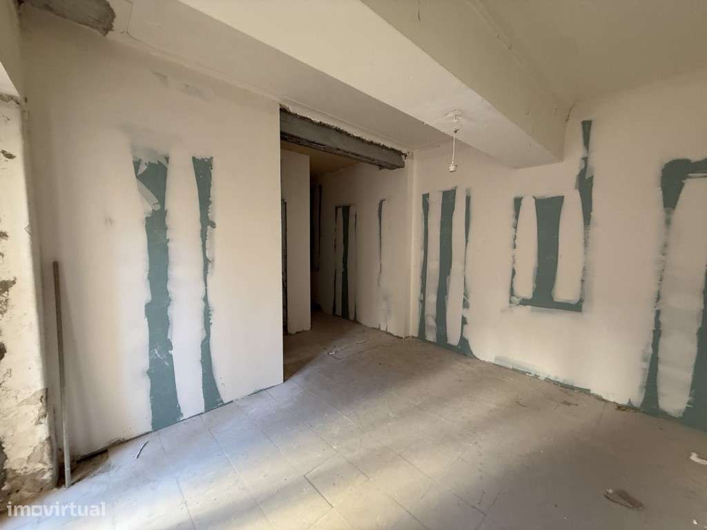 Apartamento para recuperar junto ás Amoreiras-9