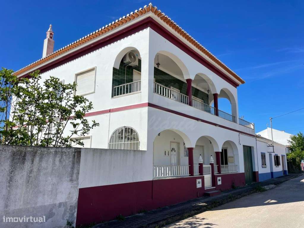 Moradia T4+3 com garagem, terraço e logradouro nas Ermidas-Sado-1