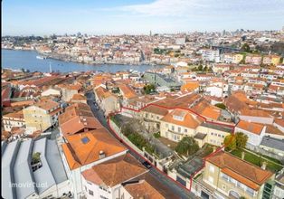 Magnífico Palacete de Quatro Frentes no Centro Histórico de Gaia