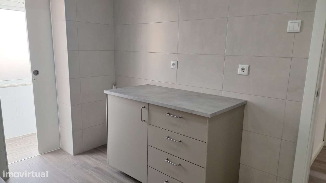 APARTAMENTO T2 REMODELADO, BEM  LOCALIZADO, TORCATAS-ALMADA - Grande imagem: 4/19