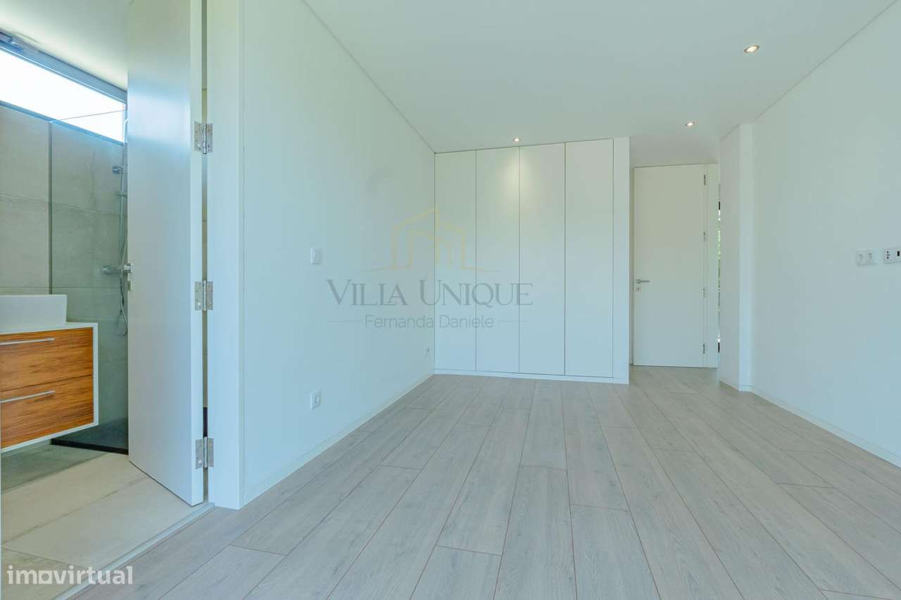 Moradia T4 Moderna com 3 Suítes em Terreno de 460m2-18