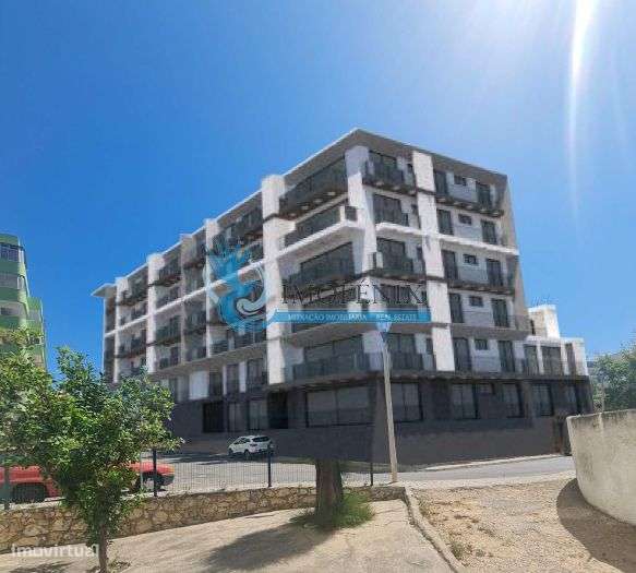 Terreno com Projeto Aprovado para 46 Apartamentos em Quarteira-0