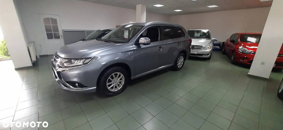 Mitsubishi Outlander - 2