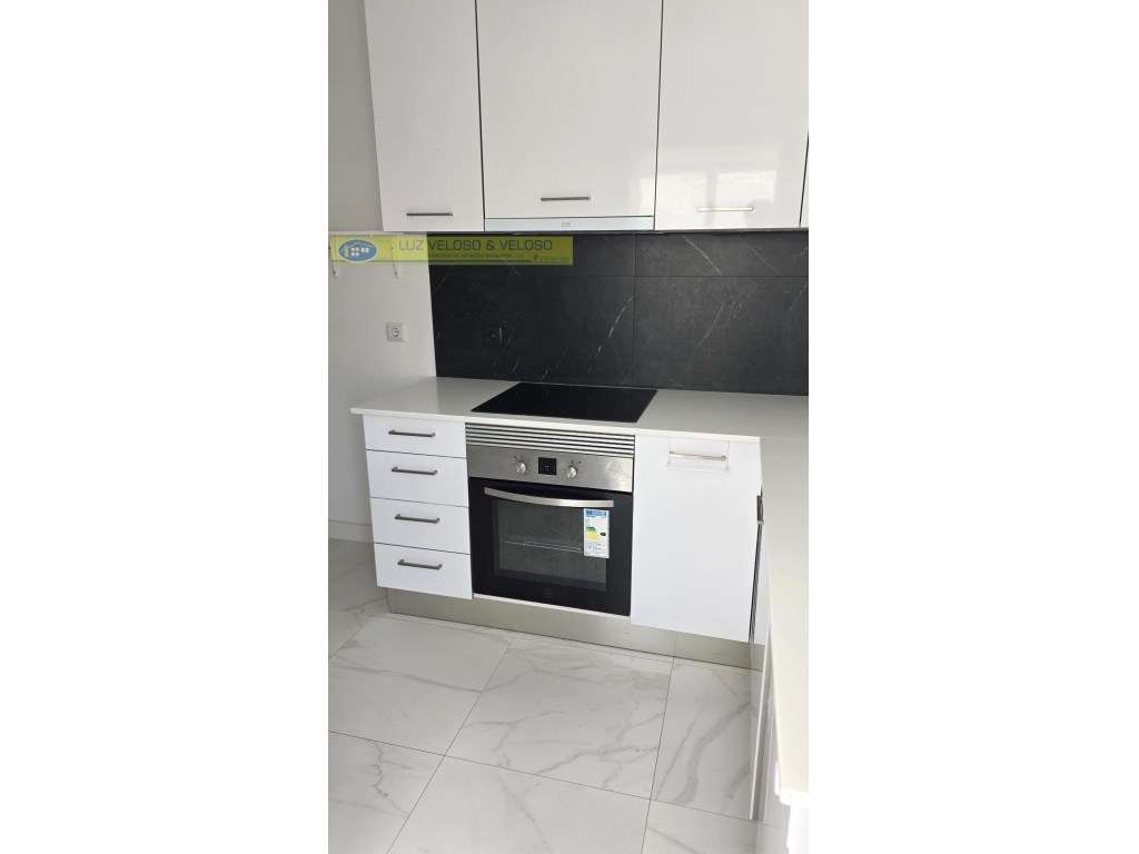 T2 Amadora REMODELADO, 2 frentes, 1 Marquise, 1 Varanda-1