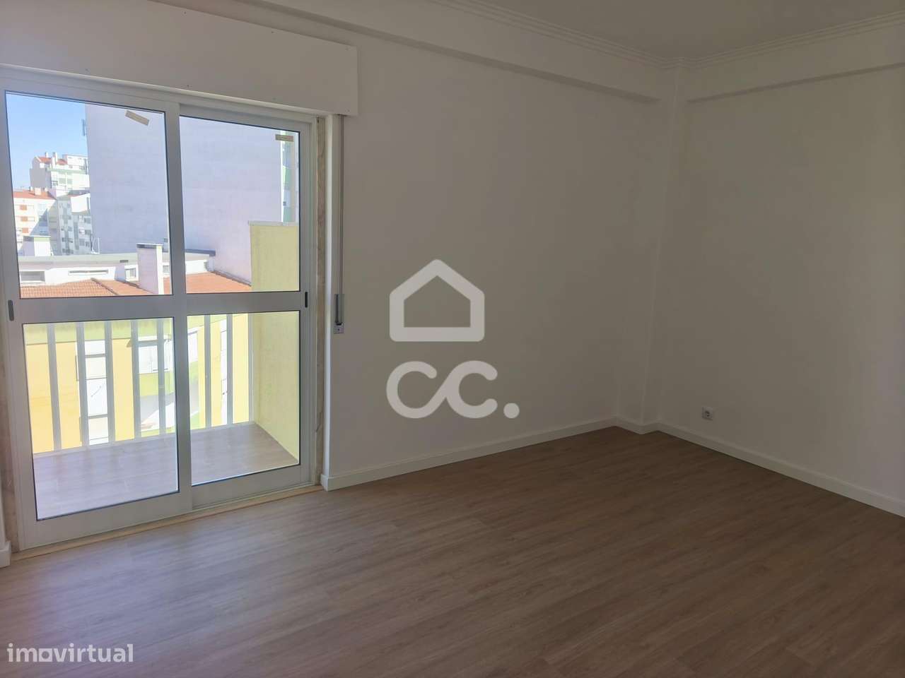 T3 Renovado com 3 Varandas na Amadora-6