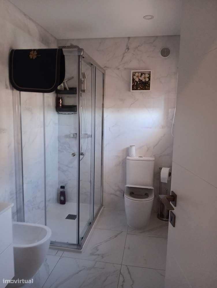 Apartamento T2 Novo com Varanda e Garagem-16