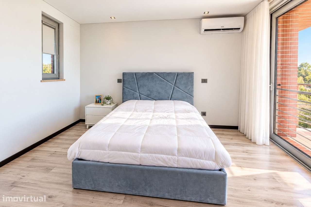 Moradia T4 com Piscina e Terreno em Oiã-11