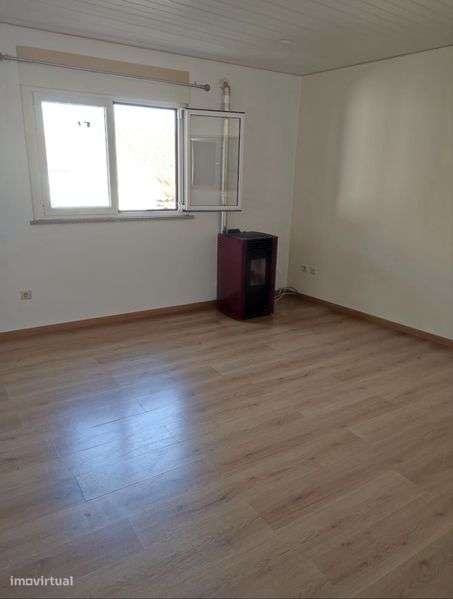 Alugo T2 sem mobília - Grande imagem: 4/12