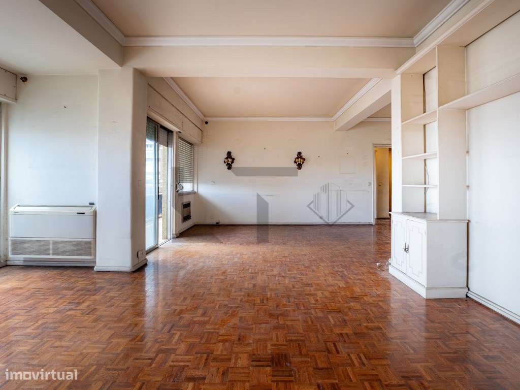 Apartamento T6 com Varandas e Arrecadação Para Remodelação, na Aven... - Grande imagem: 2/19