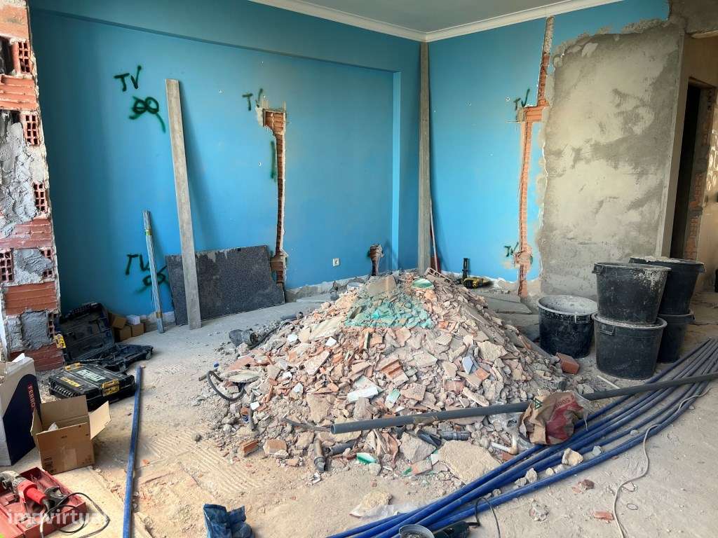 Apartamento T3 em remodelação Cova da Piedade situado num 2º andar ...-5