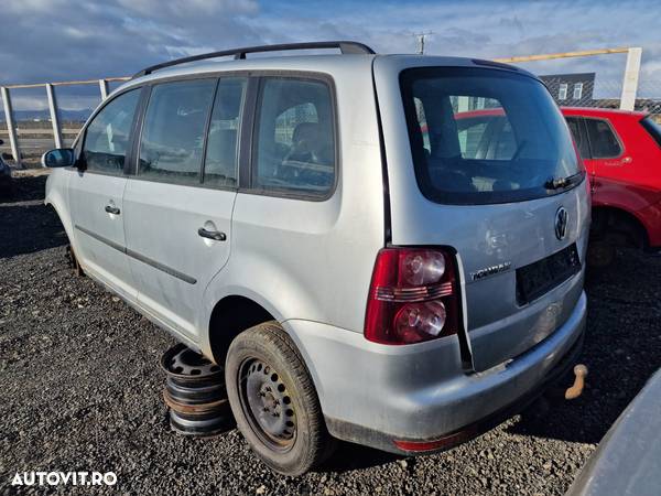 Dezmembram Volkswagen Touran, 1.9 TDI cod BXJ, an 2008, cutie manuala 6+1 - 4