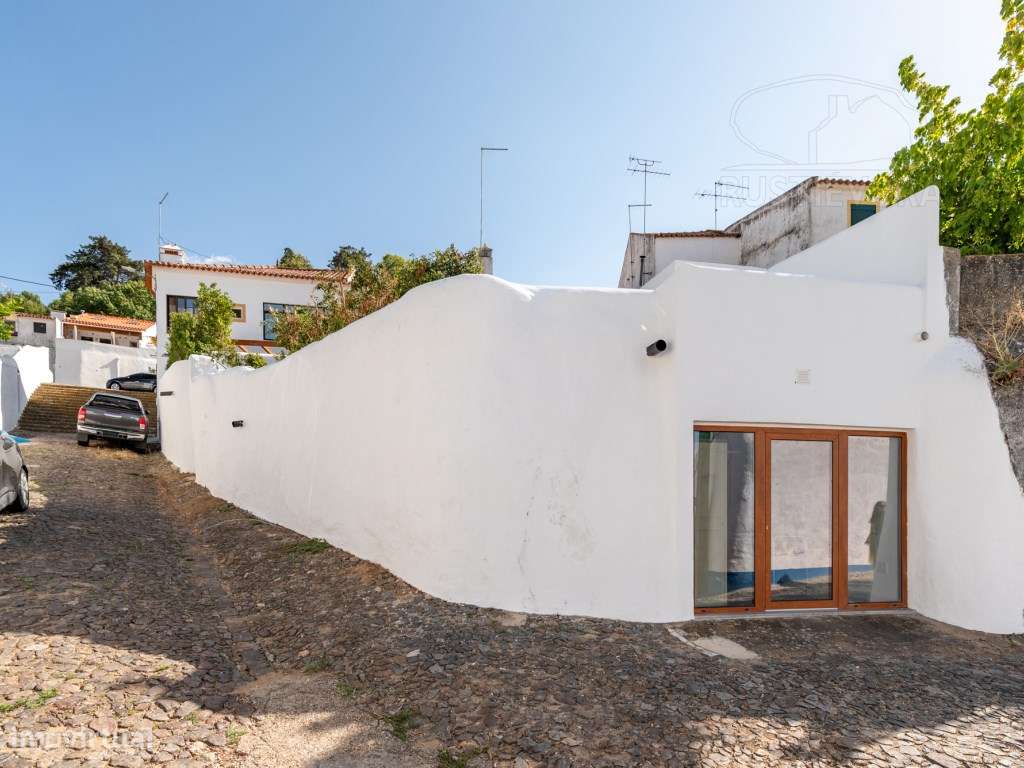 Entre o Castelo e a História | Moradia T2 com Jardim e Garagem no C...-24