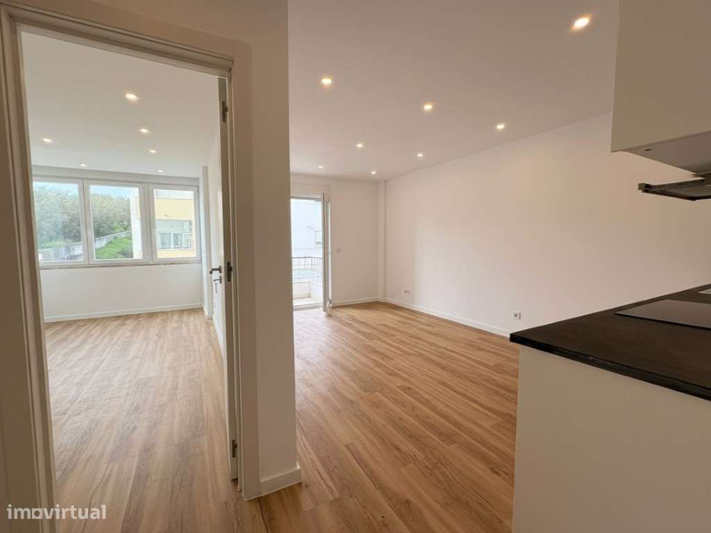 Apartamento T3 Renovado no centro de Camarate, Loures-1