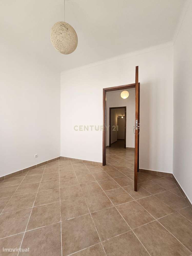 Moradia Bifamiliar T4 com Quintal e Garagem no Bairro das Nogueiras, É - Grande imagem: 5/44