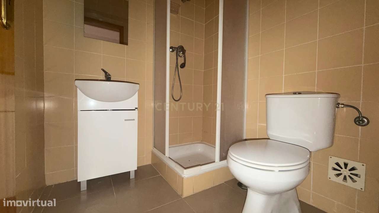 Apartamento T3 com Varanda, Arrecadação e Três Lugares de Parqueamento-13