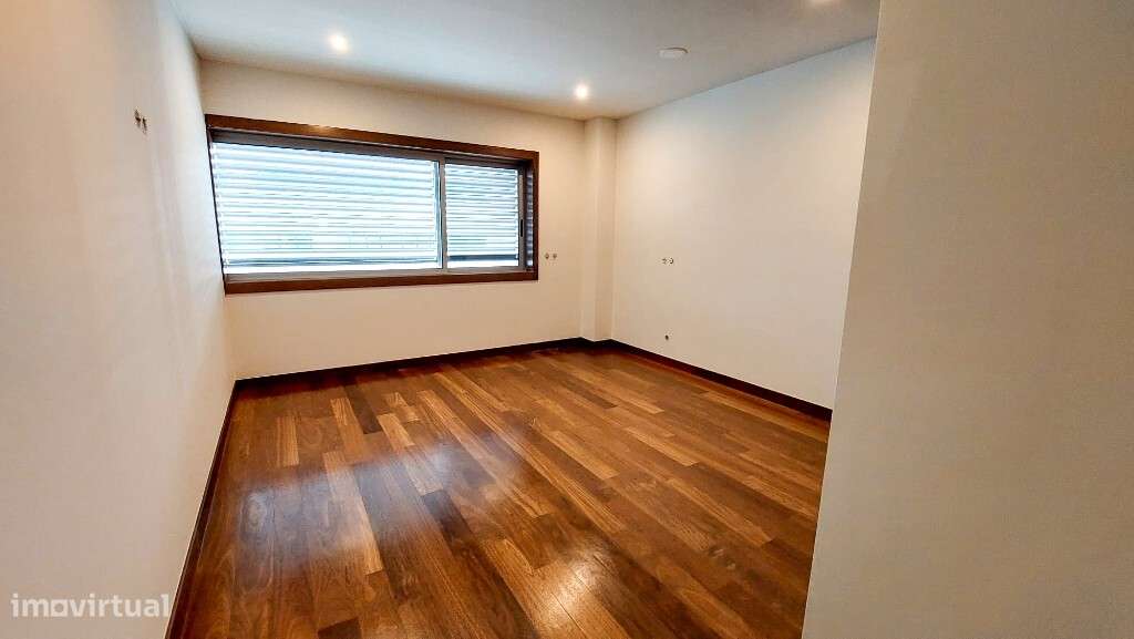 Moradia V4+1 em Banda com Piscina - Dume, Braga-16