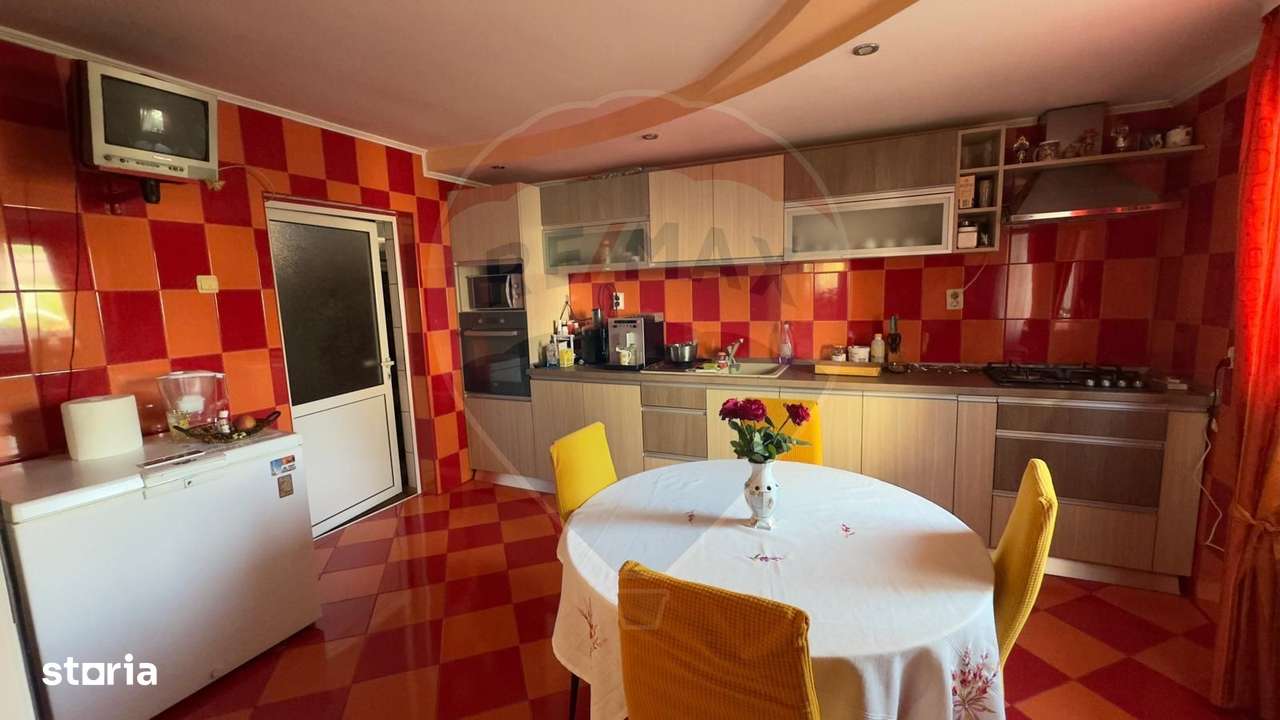 De vânzare 2 Corpuri de Casa si Teren 1388 mp in Geamăna, Bradu - Imagine principală: 5/20