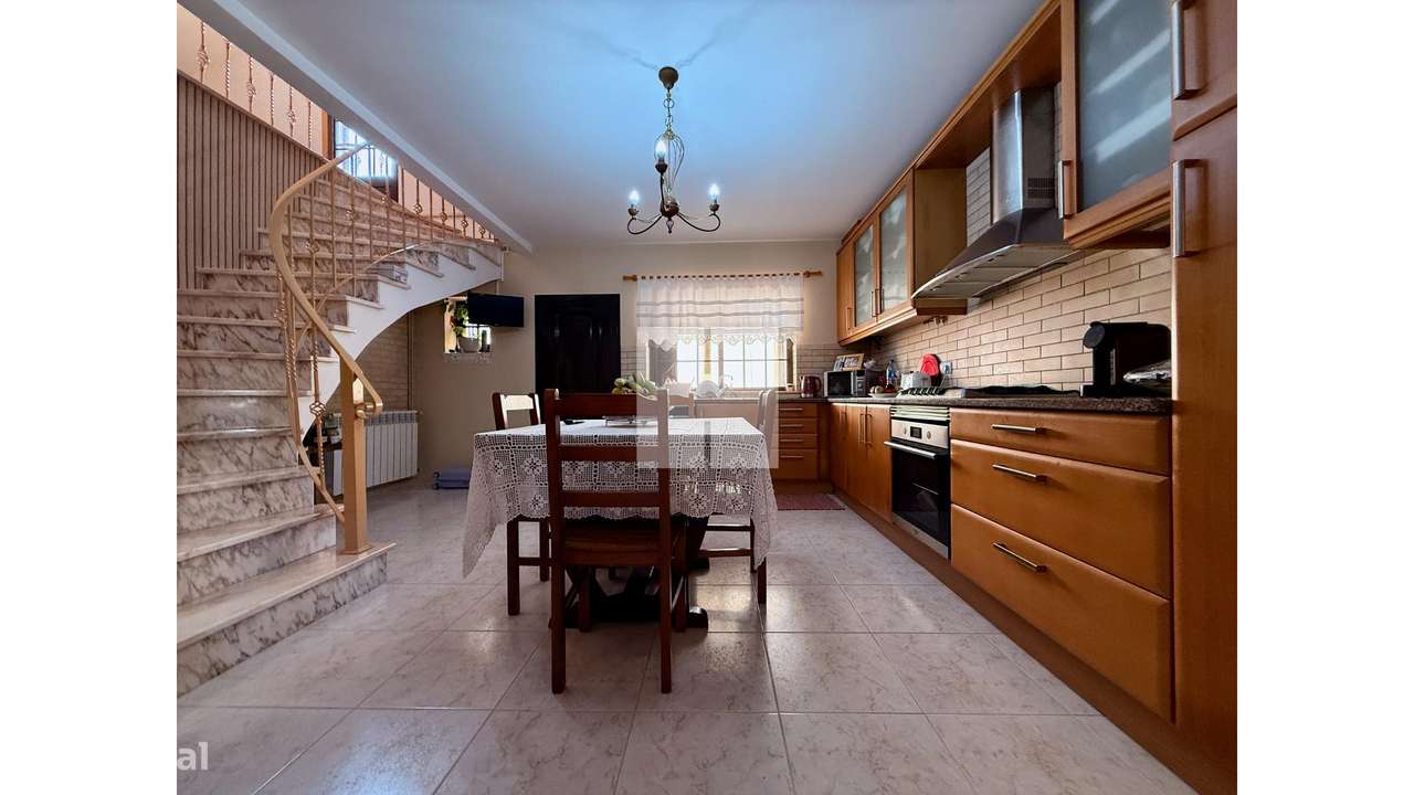 Moradia c/ Terreno e Jardim-26