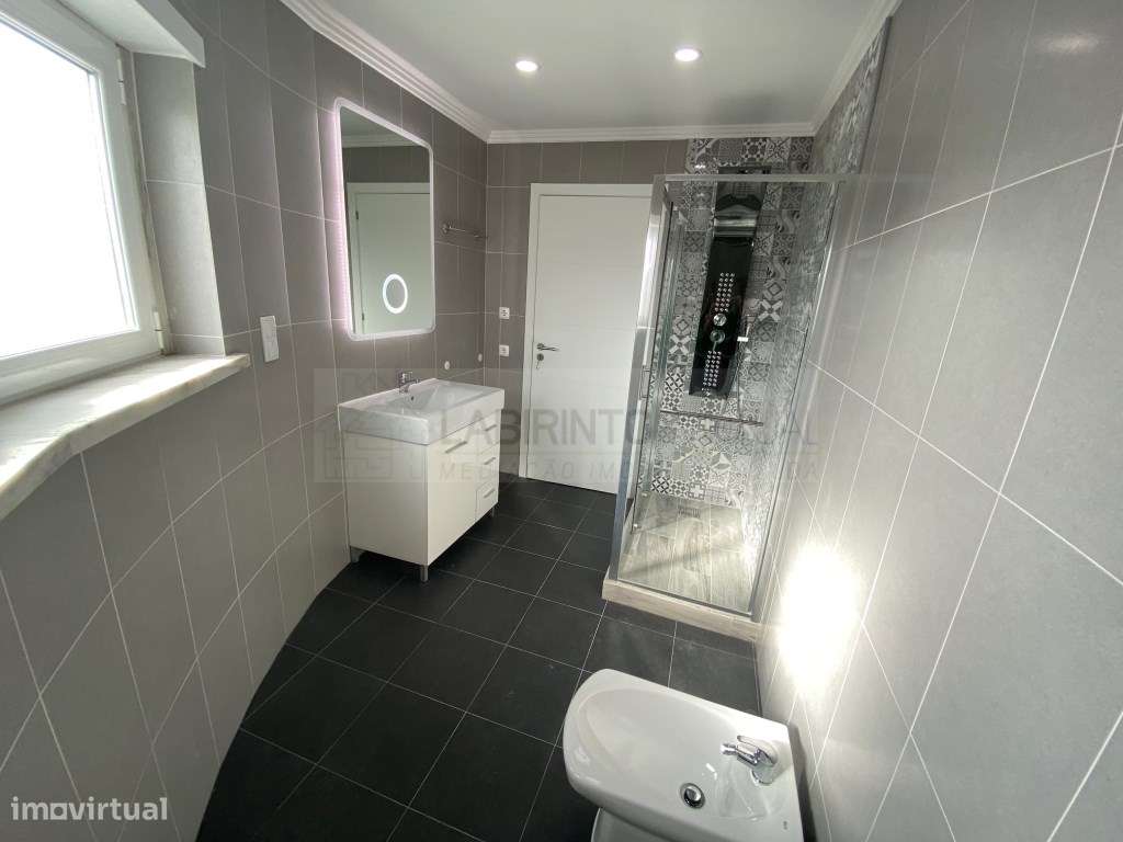 Vende-se excelente Moradia V3+1 na Ericeira, com vista mar.-27