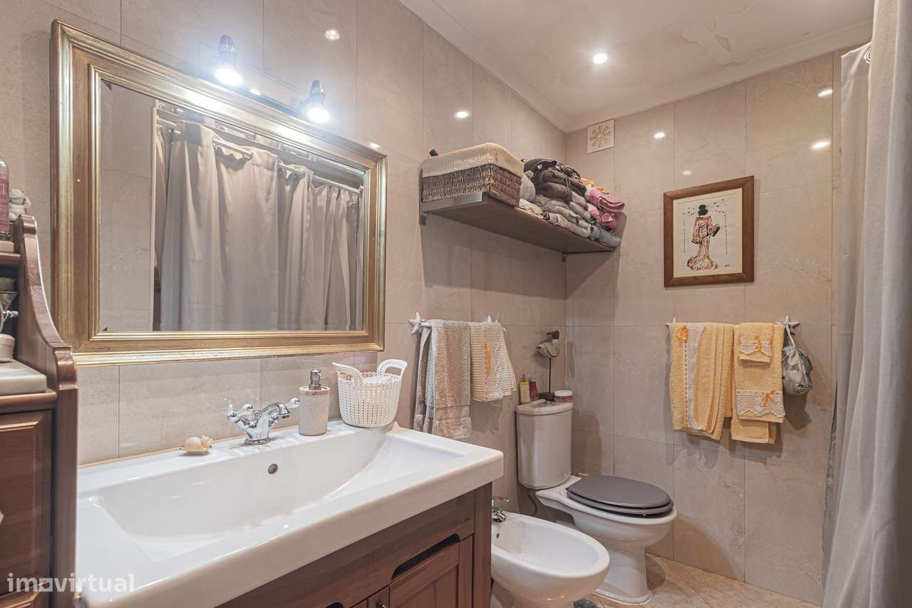 Apartamento T2 com Áreas Amplas e Suite no Feijó - Grande imagem: 4/29