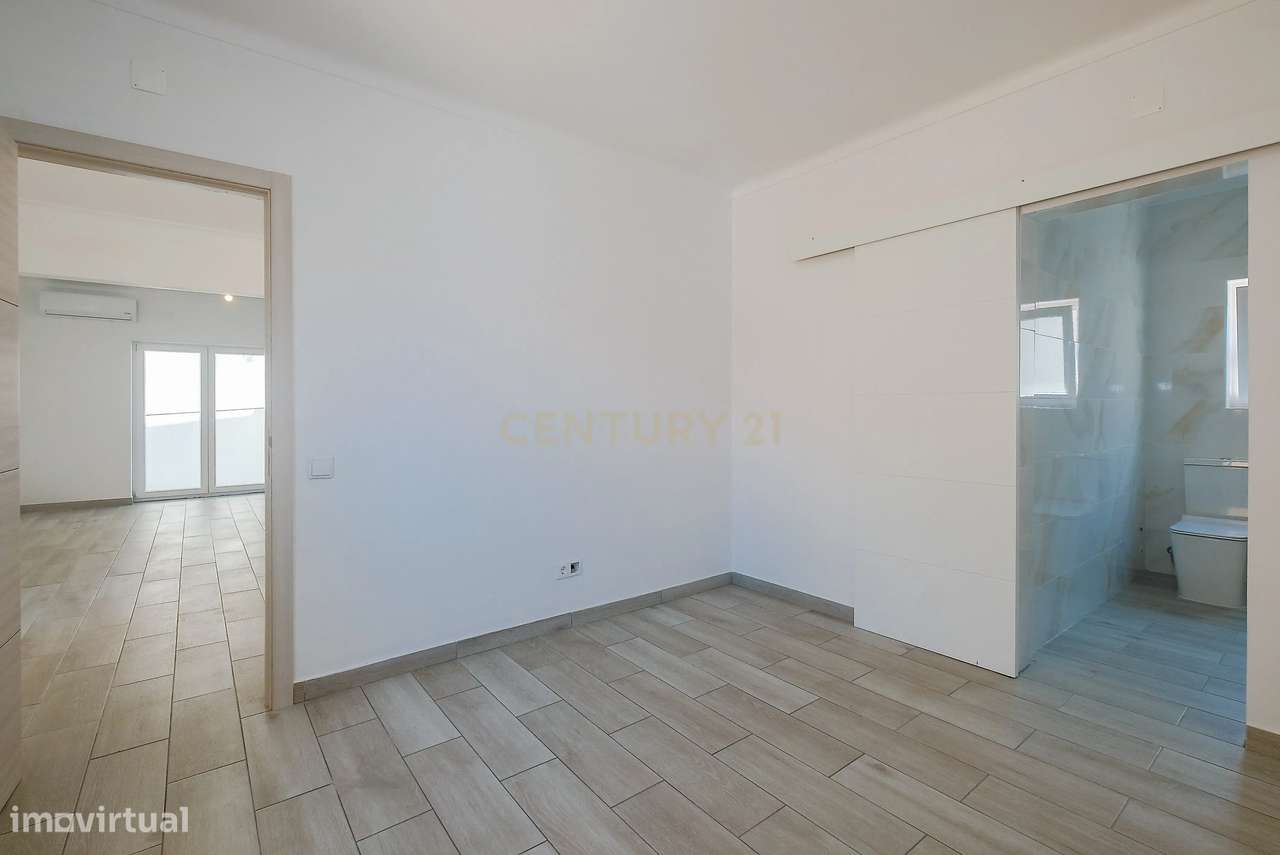 Moradia T4 Renovada no Estoril | Conforto, Espaço e Excelente Localiza-13