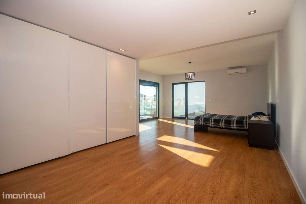 Viva o Luxo à Beira-Mar: Moradia Espetacular T5 com Piscina na Deslumb-29