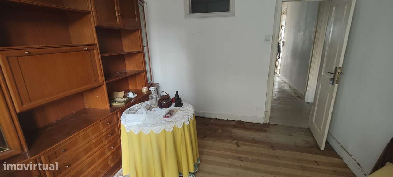 Apartamento T3 com varanda em Avenidas Novas, para remodelação total.-17