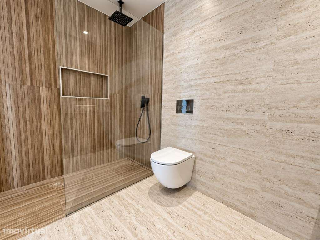 Moradia T3+1 de Luxo com Piscina-16