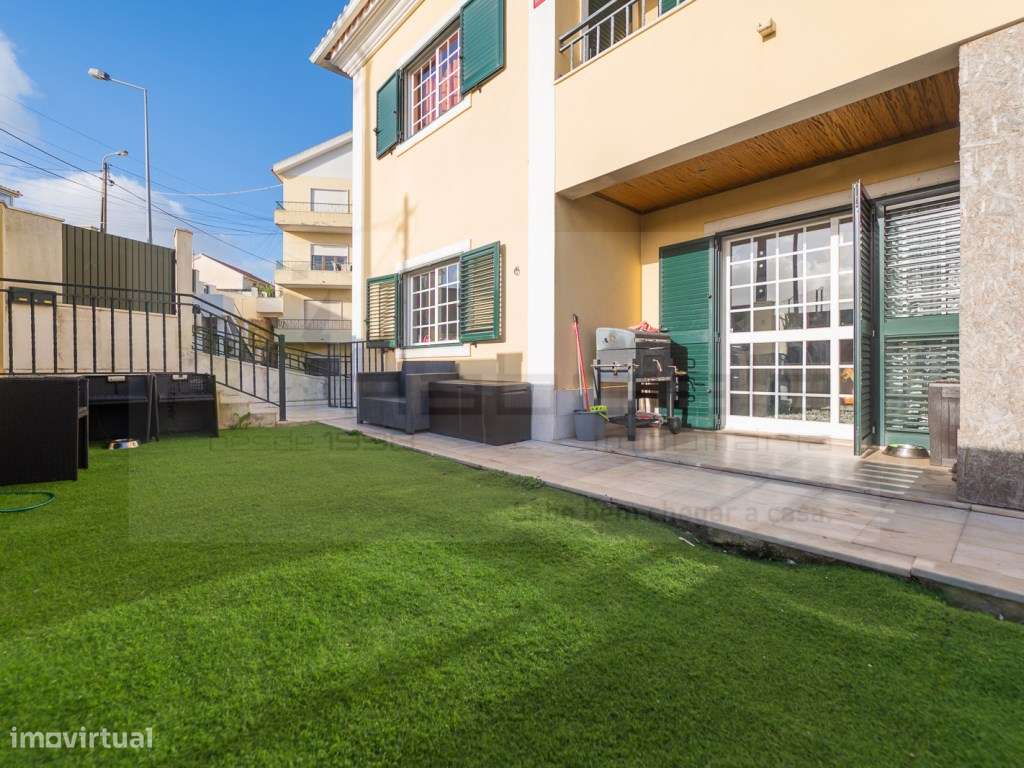 Moradia T5 com Jardim, Garagem ampla e Espaço para Piscina-39