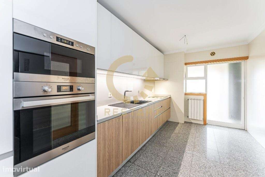 Apartamento T3 com excelente exposição solar, box fechada e junto ao m-5