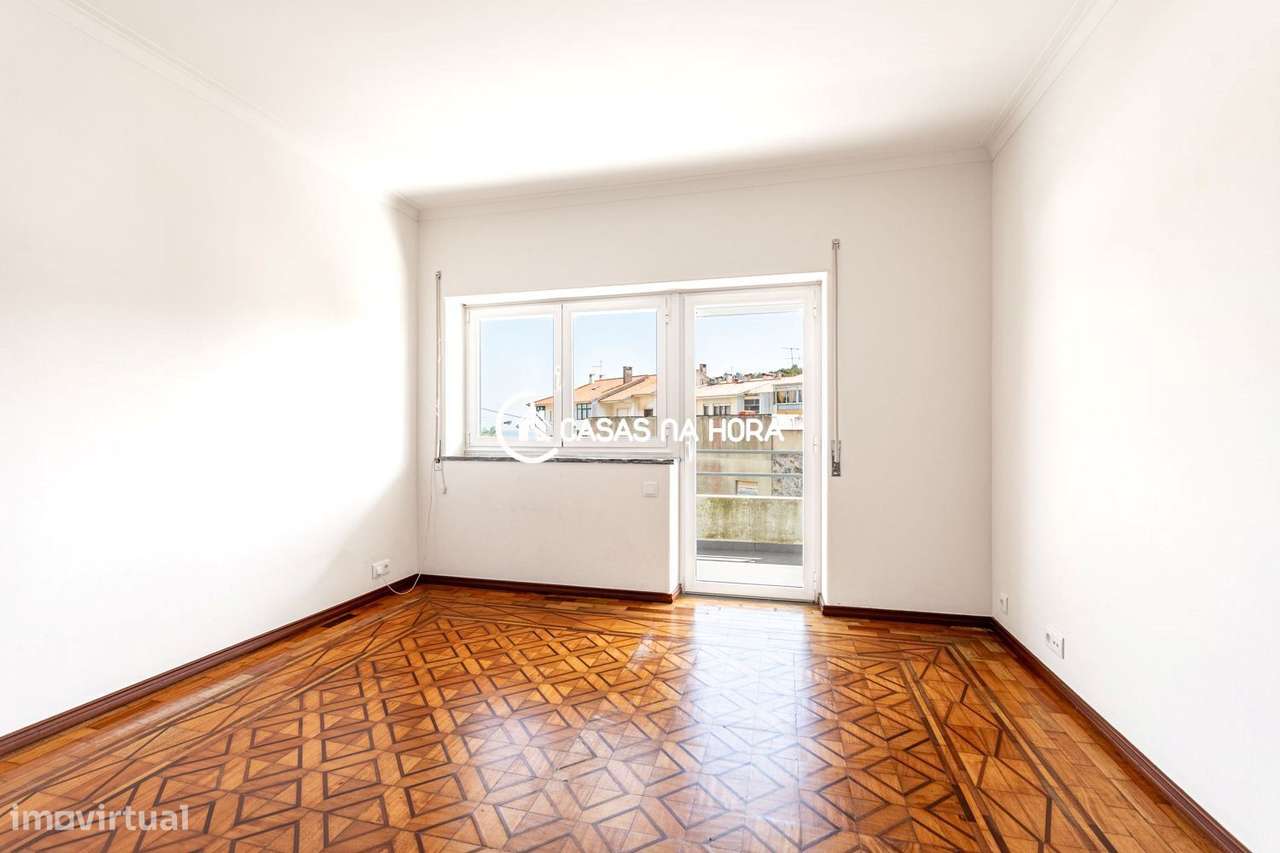 Moradia T3+T1  na Rua João das Regras, junto à Avenida de Sintra.-11