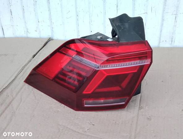 VW TIGUAN 5NA IQ LIGHT LAMPA LEWA TYŁ - 2