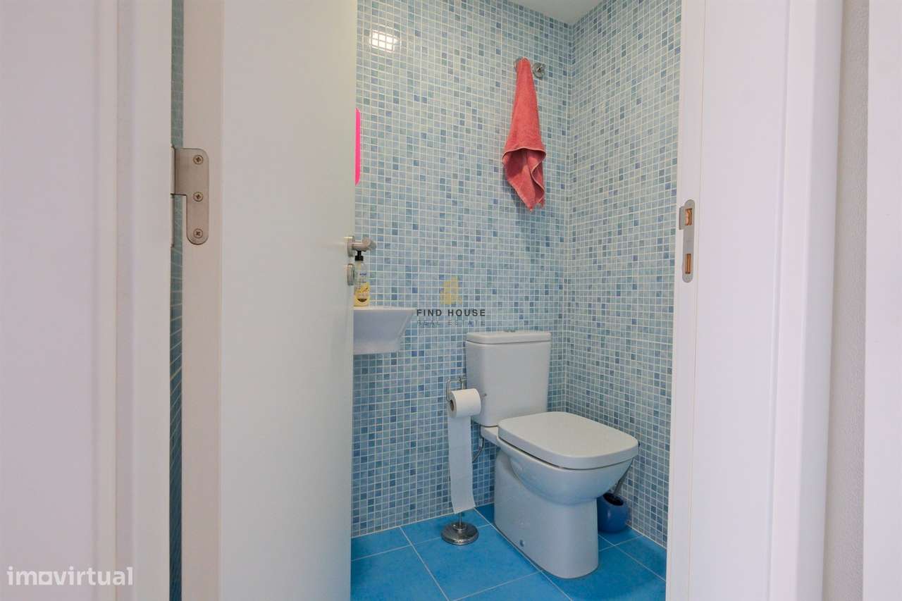Moradia T3 com piscina, jardim e garagem box, na Caparica-46