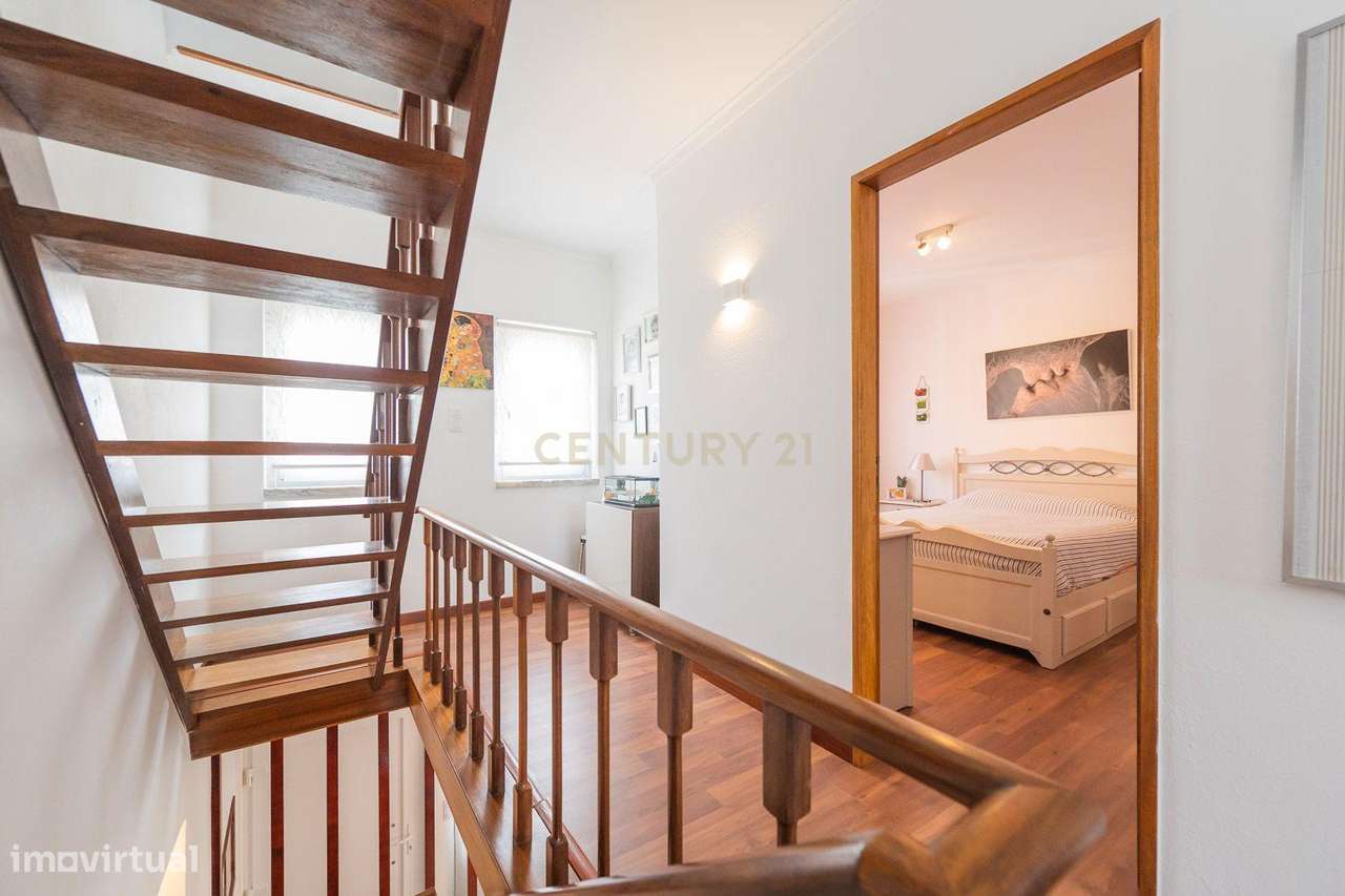 Propriedade com duas moradias geminadas-24