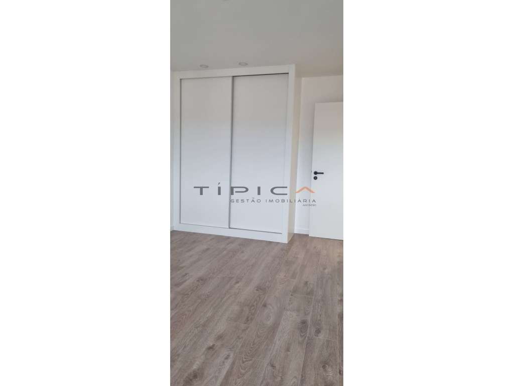 Amadora-Venteira T2+1 totalmente remodelado, atualmente ainda em fa...-7