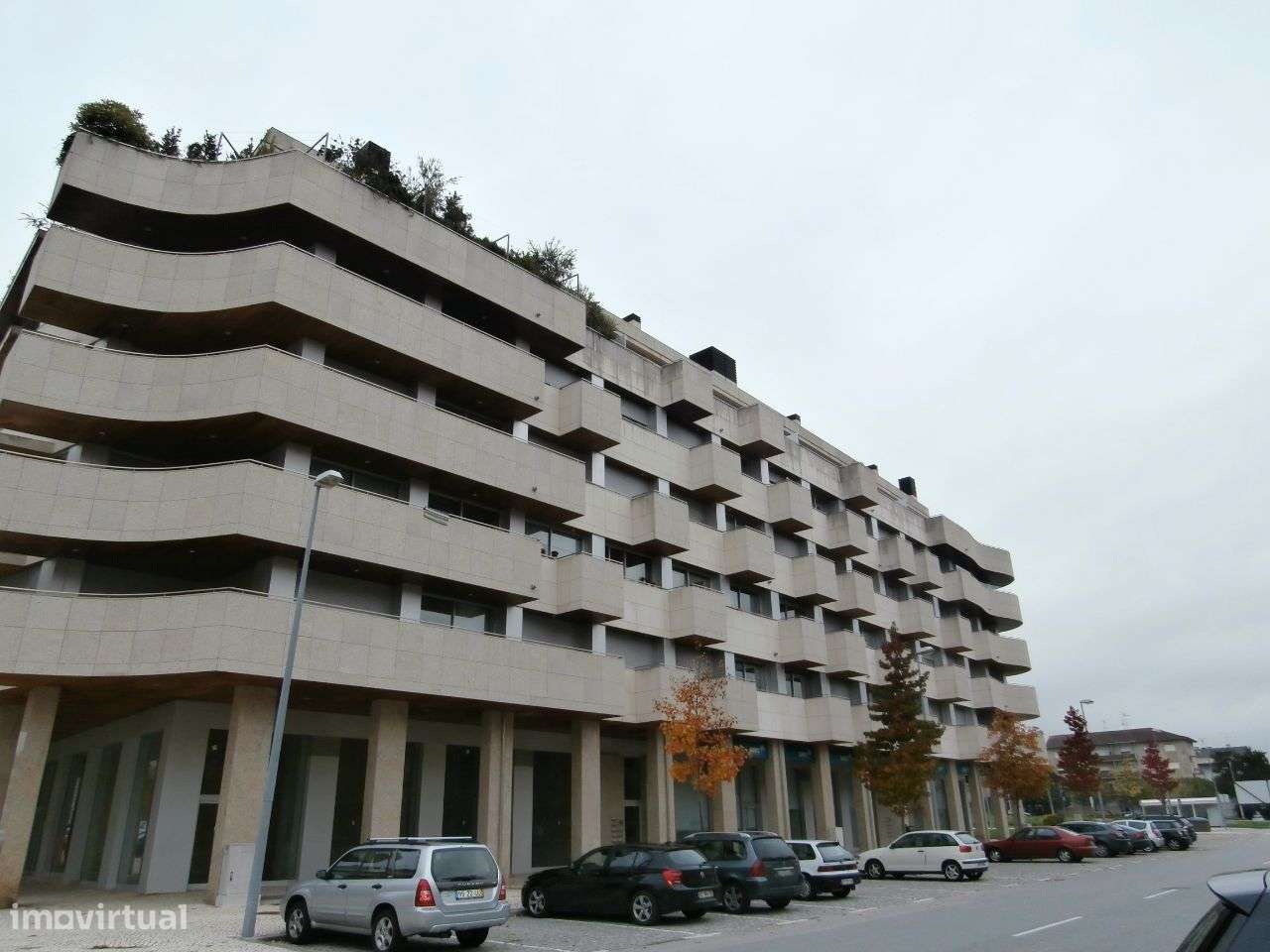 Loja ampla com wc e estacionamento - Edifícios Viriato II-7