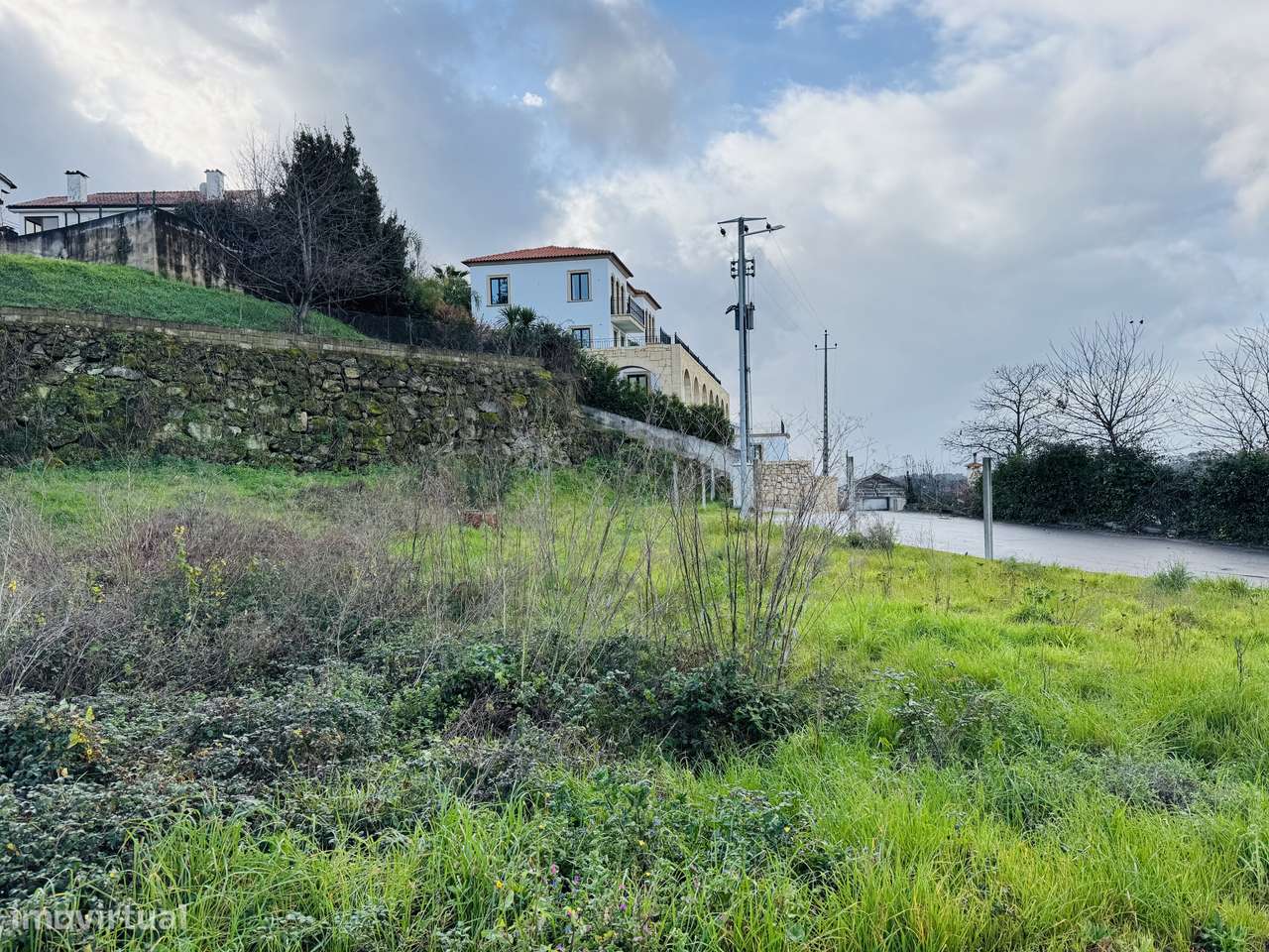 Terreno com estrutura em Braga para moradia de Gaveto-8