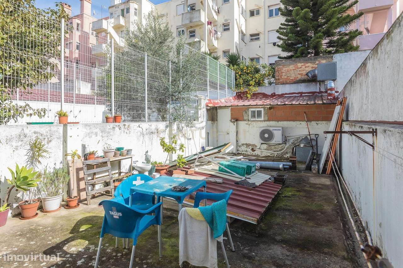 Prédio em propriedade Total | 3 Apartamentos T2+1 e Loja | Lisboa | A-29