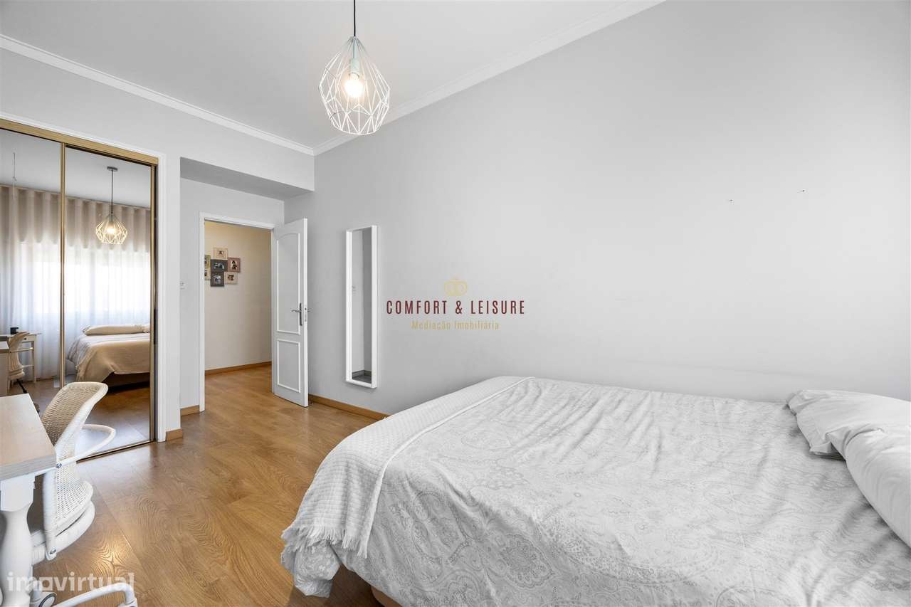 Apartamento com 4 quartos, 2 wc, parqueamento e arrecadação na Ramada,-27