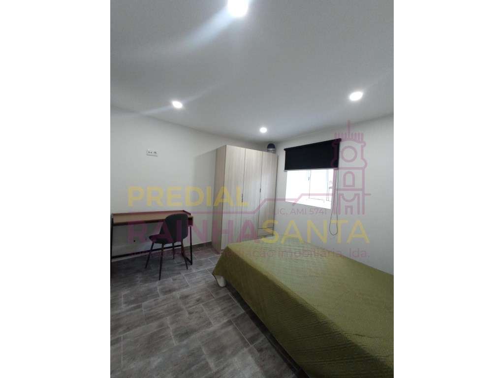 Prédio c/ três apartamentos T4 e lavandaria - Coimbra-30