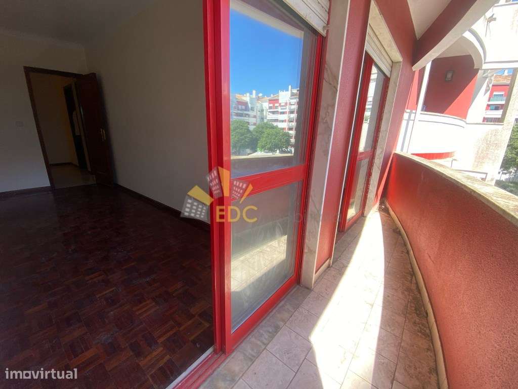 Excelente T2 com Parqueamento e Varanda na Urbanização da Cavaleira...-13