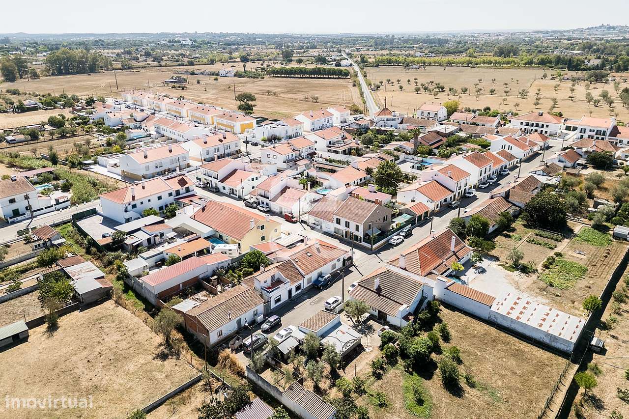 Moradia T3 c/ Quintal, Terraço e Aproveitamento de Sótão nos Canaviais-31