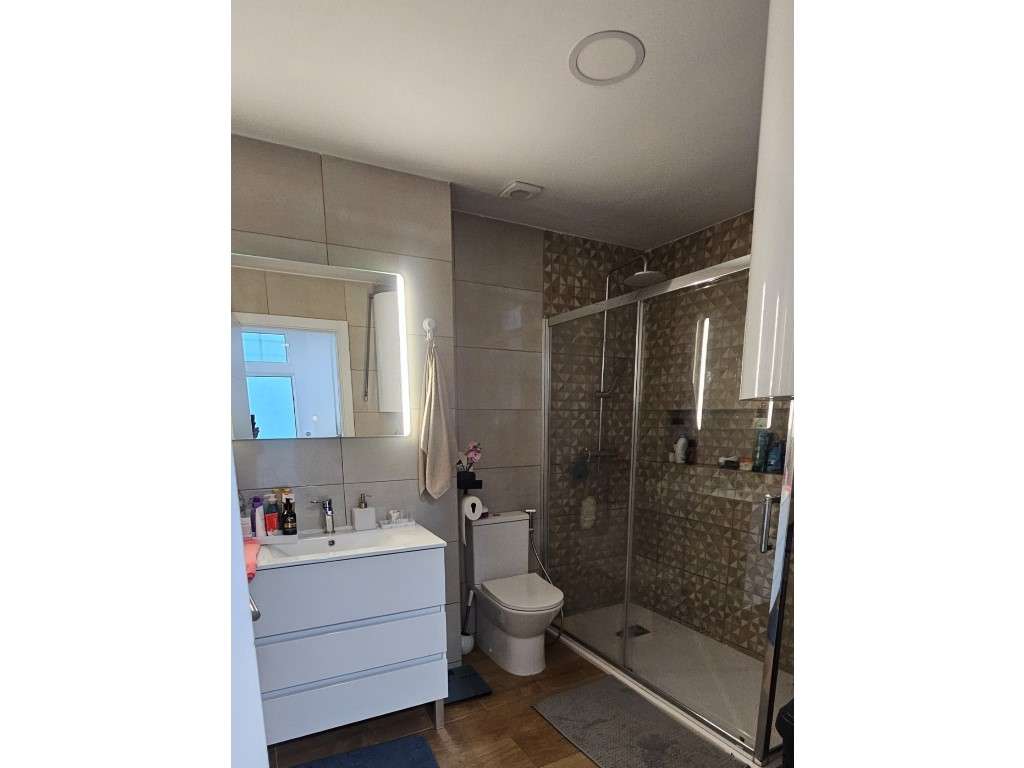 Moradia Remodelada com 4 Assoalhadas, Cacém, Sintra, Lisboa-12