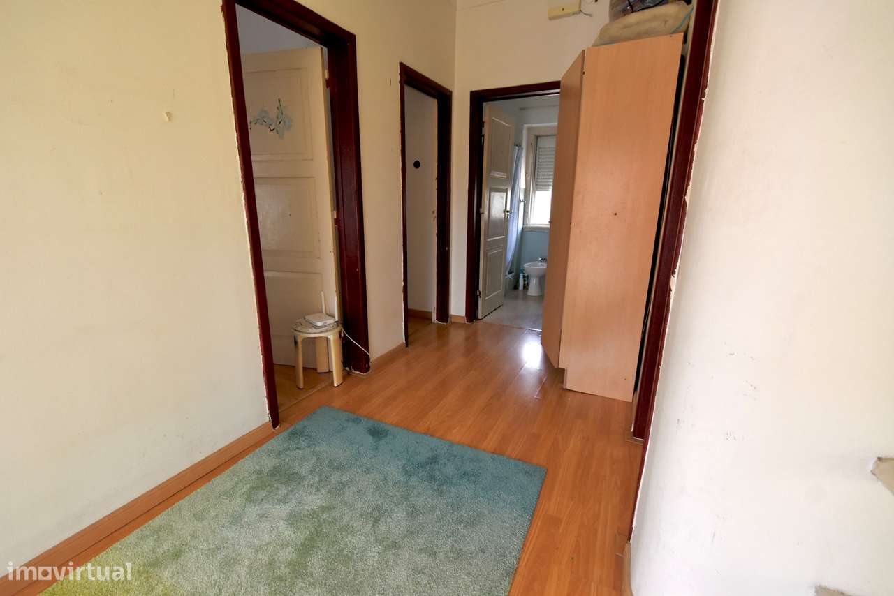 Moradia T4 Geminada com Excelente Espaço Exterior em Algueirão-31