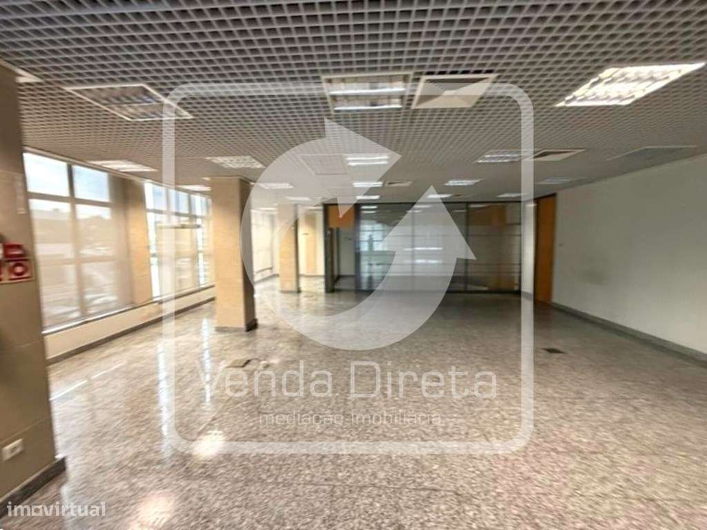 Loja ampla com excelente visibilidade no centro de Vila Nova de Poi... - Grande imagem: 2/24