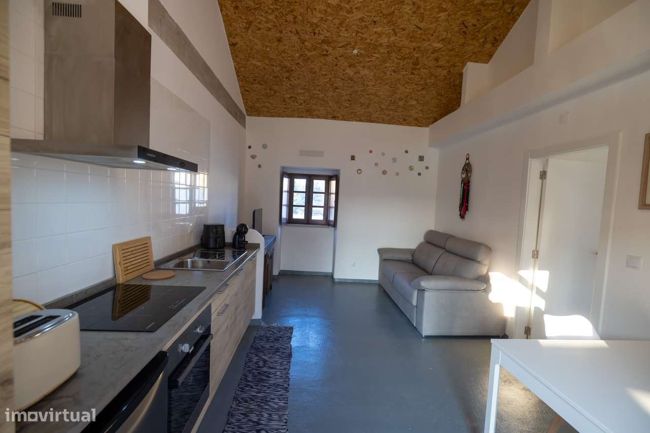 Moradia T-1 com logradouro, piscina, estacionamento.-14