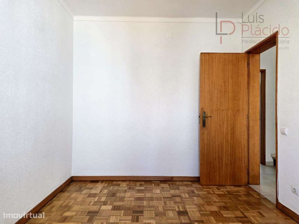 Moradia com 5 Quartos c/ Garagem + Anexo T1-12